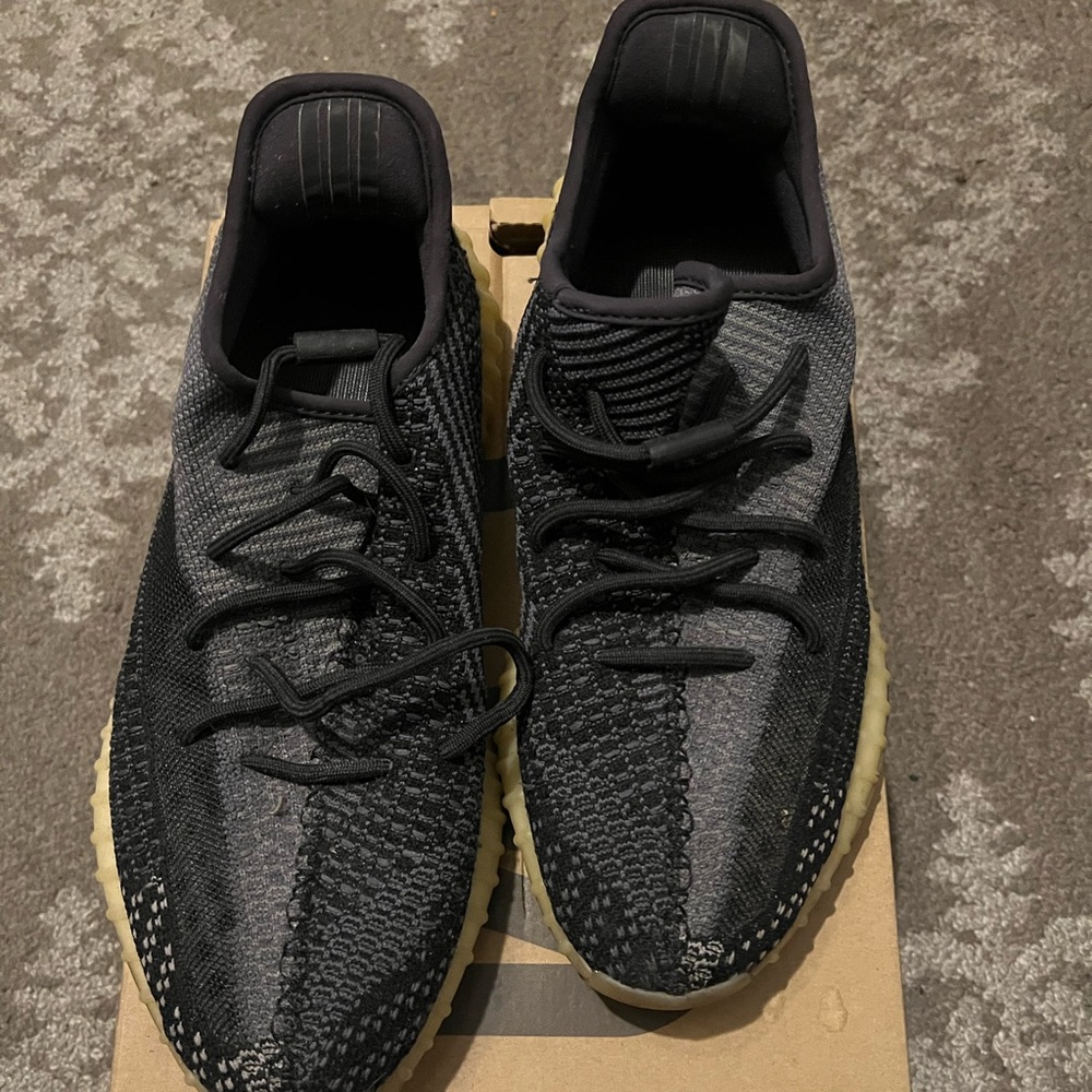 YEEZY 350 CARBONS SIZE 10.5 RARE